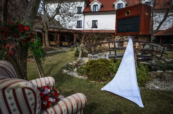 Dřevěný fotokoutek Royal venku v zahradě zámku